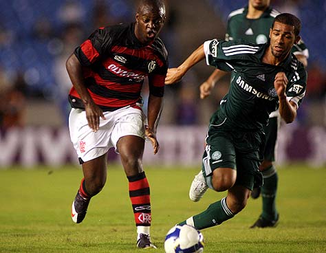 Zé Roberto e Pierre disputam bola no Maracanã