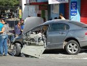 Empresário perdeu controle de carro e bateu no muro de uma loja