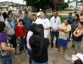 Toninho Lins conversa com moradores no Brasil Novo