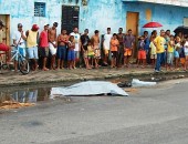 Vários curiosos acompanham trabalho da polícia; ninguém quis fornecer informações