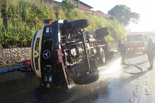 Carga de cerveja tomba na Rodovia João Beira, em Jaguariúna