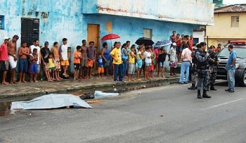 Vários curiosos acompanham trabalho da polícia; ninguém quis fornecer informações