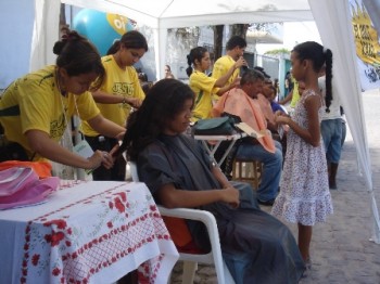 Corte de cabelo gratuitamente é uma das ações realizadas pelos voluntarios da Mini-Trans