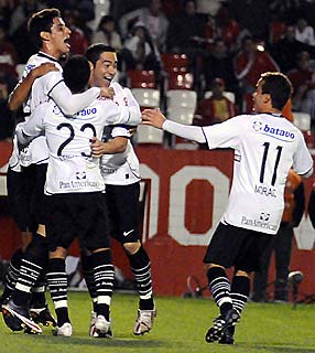 Jogadores do Corinthians festejam o primeiro gol do jogo
