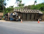 Caminhão carregado de cana tombou na BR 101; motorista ficou ferido