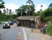 Caminhão carregado de cana tombou na BR 101; motorista ficou ferido