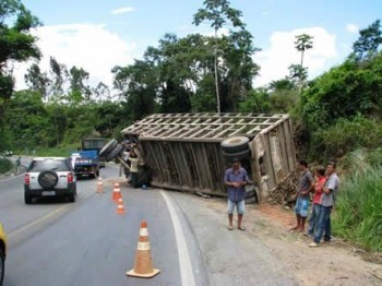 Caminhão carregado de cana tombou na BR 101; motorista ficou ferido