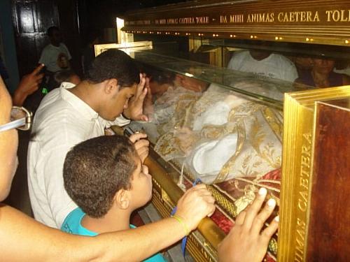 Relíquias de Dom Bosco são receverenciadas pela população de Penedo