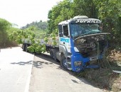 Carreta perdeu o controle na curva e bateu de frente com outro caminhão