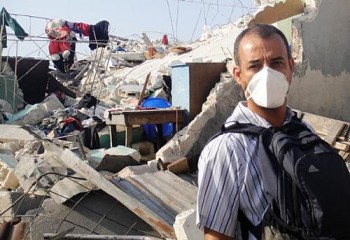 Em um acampamento em condições precárias, milhares de flagelados desabrigadas