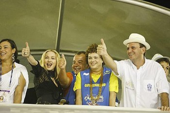 Madonna ao lado do governador do Rio, Sérgio Cabral, da ministra Dilma Rousseff e do prefeito Eduardo Paes