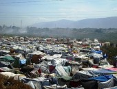 Em um acampamento em condições precárias, milhares de flagelados desabrigadas