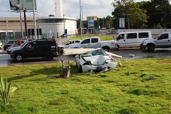 Condutor embriagado perdeu o controle do veículo e bateu em poste na Via Expressa