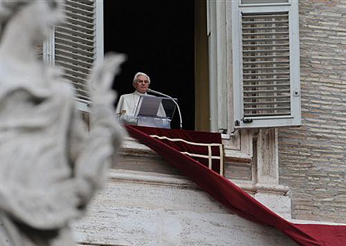 O Papa Bento XVI durante a oração do Ângelus neste domingo (28) no Vaticano