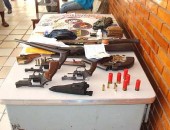 Polícia apreendeu armas e drogas com os acusados