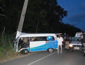 Kombi colidiu com poste na AL 101 Norte