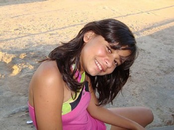 Mykaelle Alencar Silva Santos (foto), 11 anos, e Bruna Mirela Silva Santos, 9 anos, foram atropeladas e não resistiram aos ferimentos.