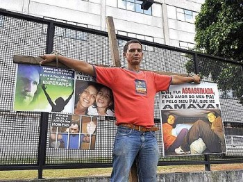 Mineiro se crucifica em frente ao fórum