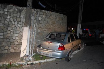 O siena ficou com a parte dianteira destruída