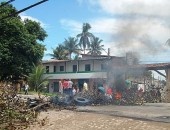 Moradores atearam fogo a paus e pneus