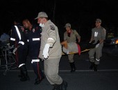 Bombeiros socorrem vítima do acidente