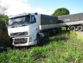 Acidente envolveu L200, van e carreta na BR 101, em São Miguel dos Campos