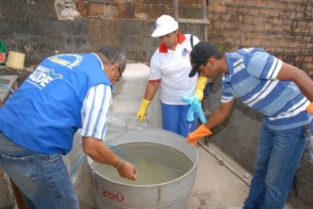 Agentes orientam como previnir a doença do mosquito transmissor, o Aedes Aegypti