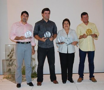 Davi Barros (Girau do Ponciano), Maykon Beltrão (Feliz Deserto), Renilde Bulhões (Santana do Ipanema) e Marcos Madeira (Maragogi), os prefeitos premiados