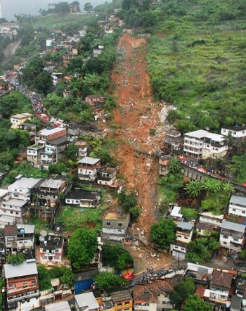 Deslizamento de terra nas imediações de Santa Teresa, no Rio de Janeiro