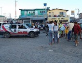 Cena comum: dezenas de curiosos acompanham o trabalho da Polícia Militar