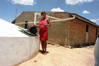 Cisternas armazenam água da chuva, garantindo higiene e limpeza dos alimentos aos sertanejos