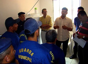 Prefeito Jairzinho Lira conversa com guardas municipais