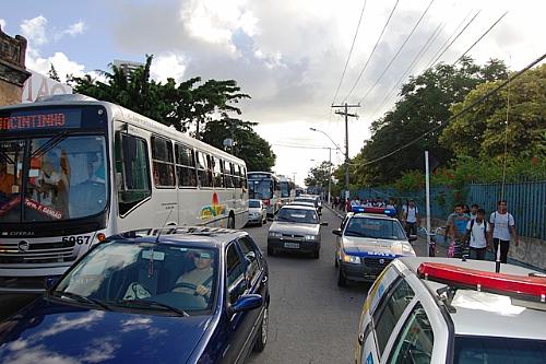 Trânsito está congestionado na Avenida Barão de Atalaia