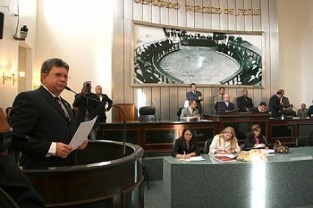 Cícero Ferro discursa na tribuna da ALE