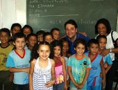 Prefeito Toninho Lins com estudantes da Escola Municipal Deodoro da Fonseca