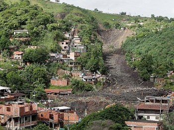 Clareira é aberta no Morro do Bumba após o deslizamento