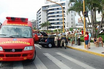 Condutor do Celta foi socorrido pelos bombeiros