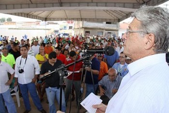 Prefeita Silvana Cavalcante assina a ordem de serviço