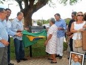 Renan e Cristiano, com a viúva do homenageado, descerram placa de inauguração da Praça Octávio Teixeira