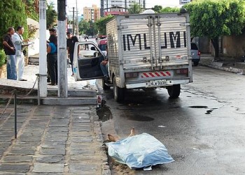 Peritos realizam primeiros levantamentos no corpo