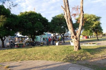 Ambulantes da Praça da Faculdade devem cumprir normas