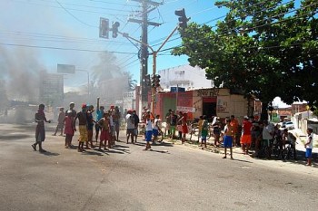 Acesso ao ladeirão do óleo está bloqueada por manifestantes