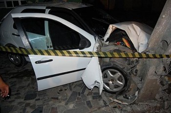 Veículo ainda destruiu parte de uma casa