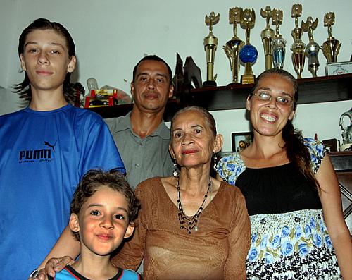 Maria Zenaide Ferreira da Silva com sua família
