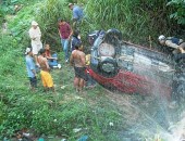 Veículo capotou após 'cair' da Ladeira da Moenda