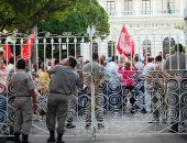 Portões fechados e policiamento reforçado na ALE