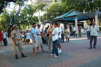 Militares aguardavam na praça dos Martírios resultado da reunião