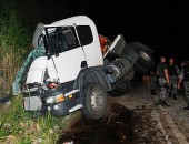 Segundo PRF, motorista teria perdido o controle e colidido contra barranco