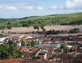 O volume de água do rio Mundaú subiu e inundou várias áreas da cidade