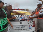 Mais de 50 adesivos foram retirados de carros que trafegavam pelo bairro do Jaraguá